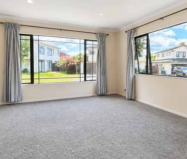 Te Atatu Peninsula-5 Bedroom Family House - Photo 1