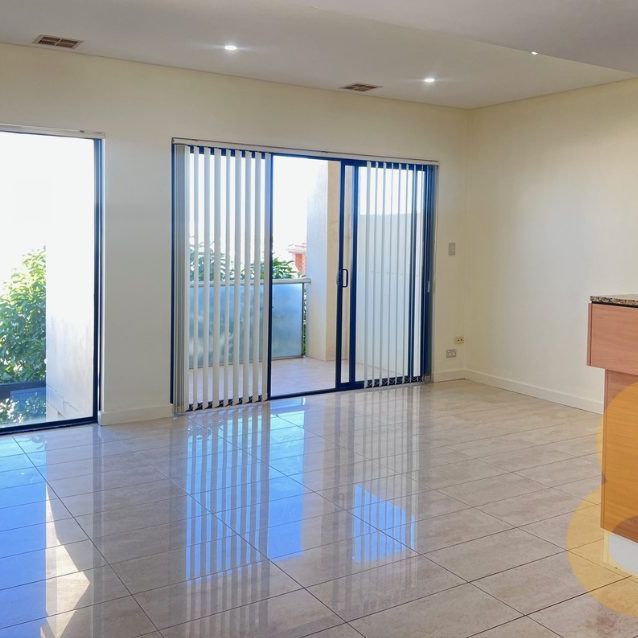 EXECUTIVE THREE BEDROOM TOWNHOUSE - Photo 1