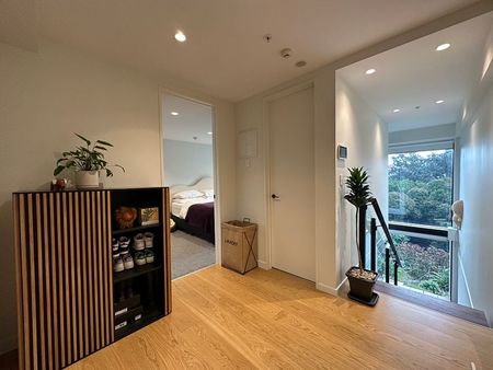 Immaculate loft style apartment with water views - Photo 5