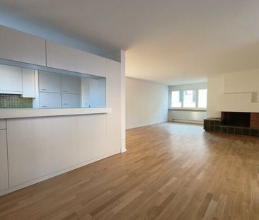 Attractive 2.5-room apartment with fireplace in a prime location - Photo 4