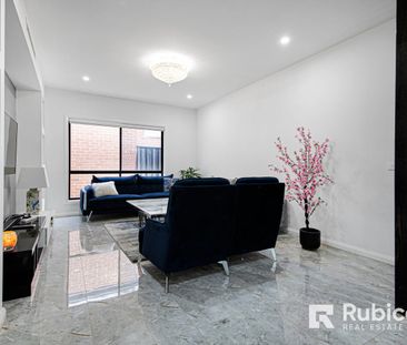 The Perfect Family Home with Extra Kitchen & Solar - Photo 4