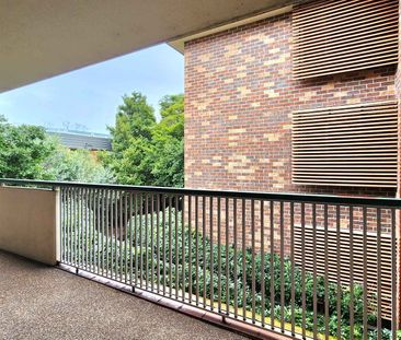 Spacious 2 bedroom apartment with 2 car spaces - Photo 1