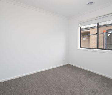 BRIGHT, MODERN HOME, PERFECT FOR FAMILIES OR PROFESSIONALS - Photo 3