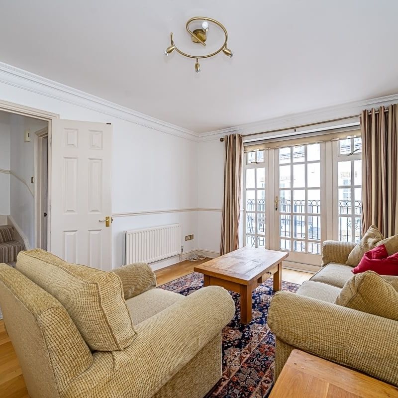 2 bedroom mews to rent - Photo 1