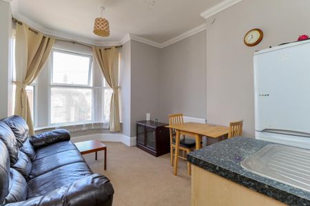 2 bedroom flat to rent - Photo 2