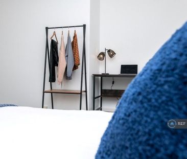 3 bedroom flat to rent - Photo 5