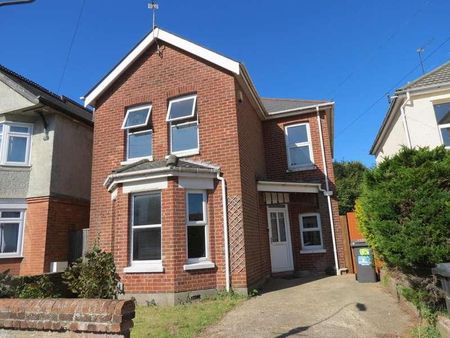 Bedroom Detached House In Winton, BH9 - Photo 2