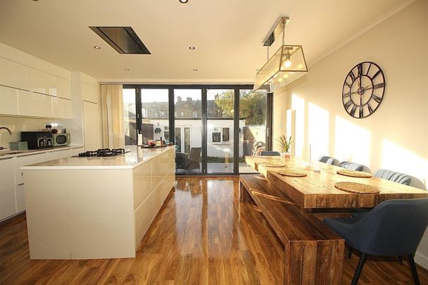 3 Bedroom House - Mid Terrace To Let - Photo 1