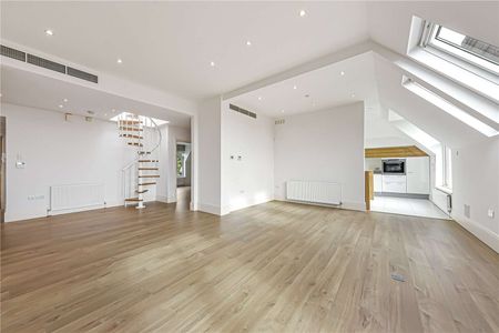 Stylish 3 bedroom apartment on the second floor of an impressive, detached period conversion. - Photo 3