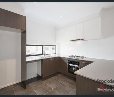 Perfect Location - Close to Train station and shops! - Photo 6