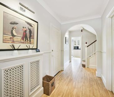 SHORT LET ONLY - A spacious, modern semi-detached townhouse situate... - Photo 6