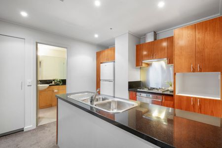 Stunning Apartment in Unbeatable Location! - Photo 2