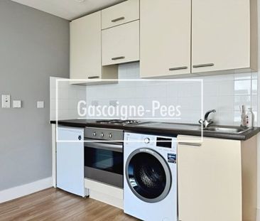 Skyline Plaza, RG21 - Photo 1