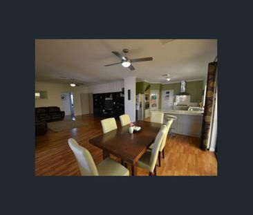 Nicely presented 4 x 2 with a POOL !!! - Photo 3