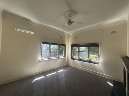 LARGE FAMILY HOME - Photo 5