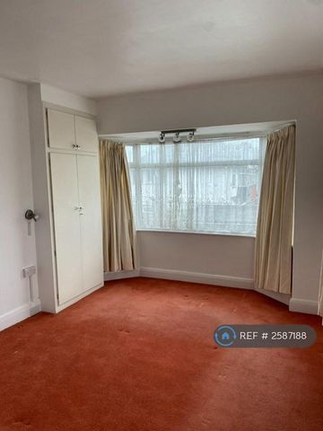 3 bedroom semi-detached house to rent - Photo 5