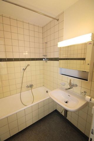 Helle und geräumige Wohnung an Zentraler Lage! - Photo 2