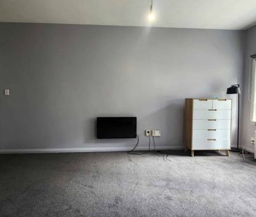 Spacious studio style apartment in the heart of the CBD - Photo 3