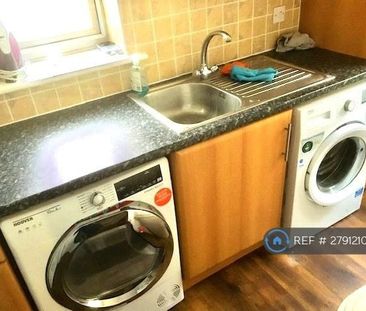 1 bedroom in a house share to rent - Photo 4