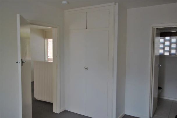 “Spacious 1bedder in a fabulous location!” - Photo 1