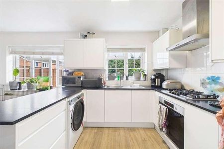Woburn Avenue, Farnborough, Hampshire, GU14 - Photo 4