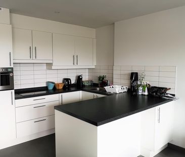 Appartement met 2 slaapkamers, zeer ruim terras en carport. - Photo 4