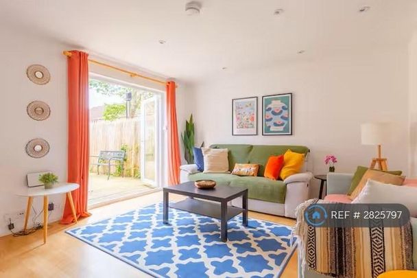 3 bedroom end of terrace house to rent - Photo 1