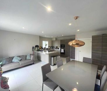 4 bedroom end of terrace house to rent - Photo 2