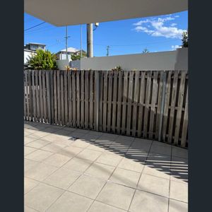 One Bedroom Unit with Private Courtyard - Photo 3