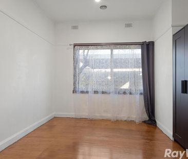 Family Living in a Prime Oakleigh South Location - Photo 3