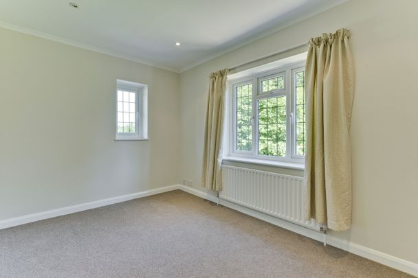 Granville Close, St Georges Hill, Weybridge, Surrey, KT13 - Photo 1