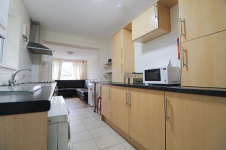 1 bedroom in a house share to rent - Photo 4