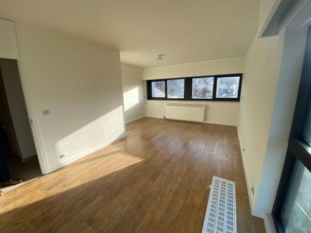 Ruim appartement met 2 slaapkamers, centraal gelegen. - Photo 3