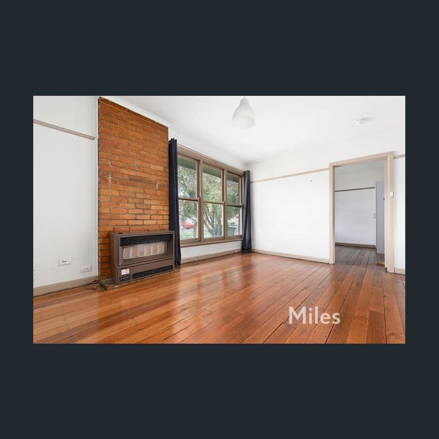 PRIME LOCATION! - Photo 1