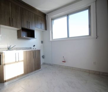 Superbe 4 1/2 entièrement rénové à 5 min du metro Parc et proche de... - Photo 4