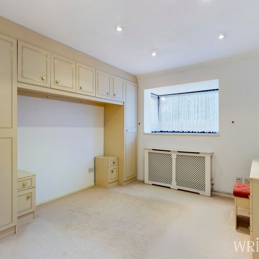 2 bedroom Mid Terraced House - PARKSIDE, WELWYN - Photo 1