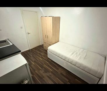 Studio Flat, Cornwall Road, N18 - Photo 1