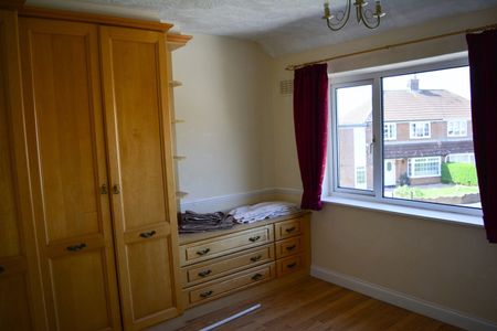 3 Bed Semi-Detached House, Queensthorpe Close, LS13 - Photo 3