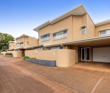 Spacious Townhouse in Quiet Location - Photo 1