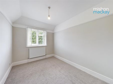 Modern three bedroom family home in a popular west Hove location. Offered to let un-furnished. Available 8th August 2024. - Photo 3