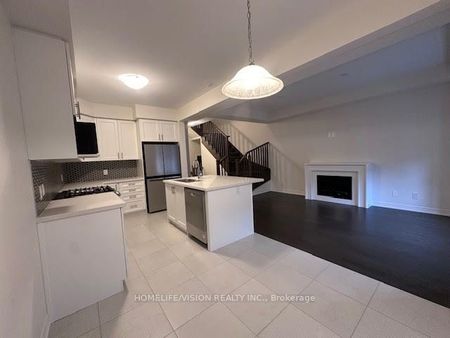 Townhouse For Lease | X8080344 - Photo 4