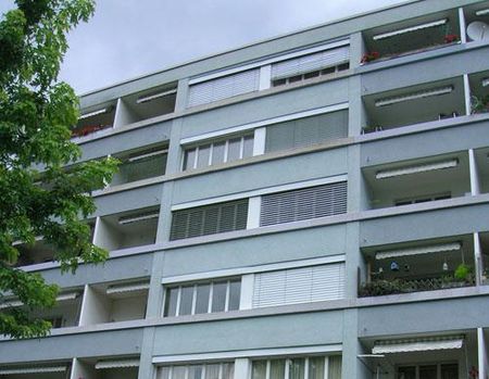 Nous vous proposons un logement de 3.5 pièces partiellement rénové situé au 4ème étage avec ascenseur. - Photo 4