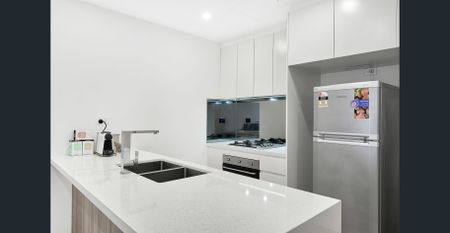 Bright and Spacious 1 Bedroom + Study Apartment with Private courtyard. - Photo 3