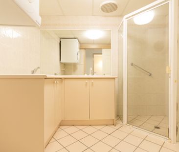 STUNNING APARTMENT IN PRIME CITY LOCATION! - Photo 3