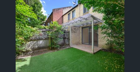 Highly convenient townhouse, Rear of the block! - Photo 4