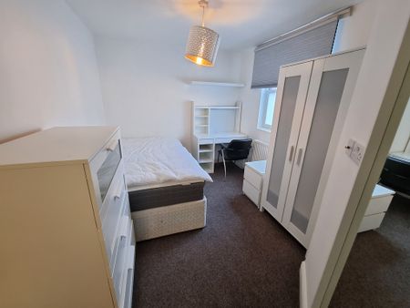 6 Bed Student Accommodation - Photo 5