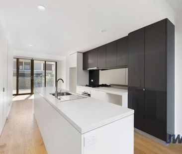 Impeccably designed with a contemporary inner-city vibe - Photo 5