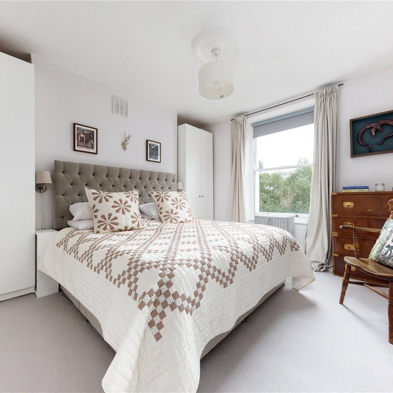 3 bedroom house in London - Photo 1