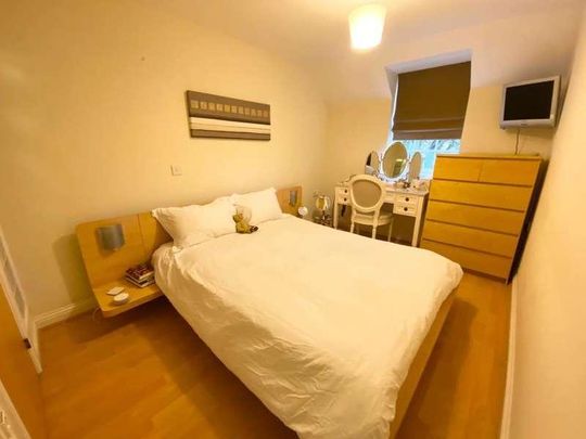 Newbury, Berkshire, RG14 - Photo 1