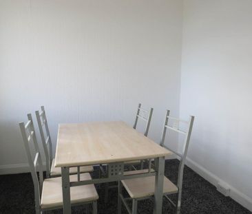 3 bedroom flat to rent - Photo 2